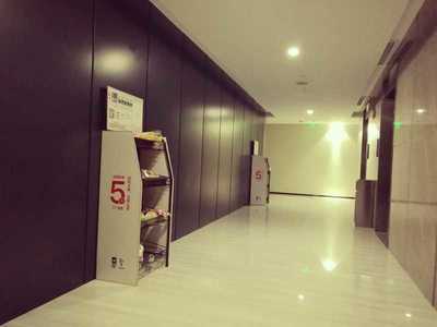 電梯口輻射企業(yè)用戶，便利貨架「果小7」如何布局樓宇生意